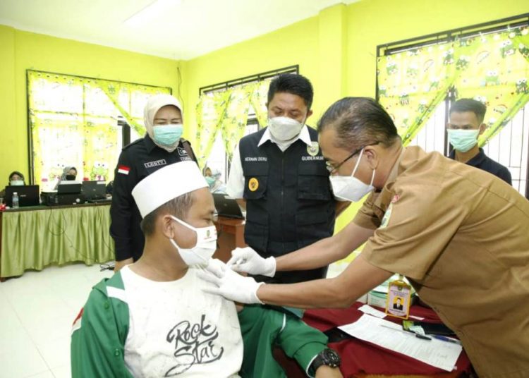 Gubernur Sumsel Herman Deru meninjau pelaksanaan vaksinasi Covid-19 kepada pengurus Ponpes se-Sumsel di Ponpes SMB Kelurahan Talang Jambe, Kecamatan Sukarame, Kamis (1/4/2021). (fornews.co/humas provinsi sumsel)