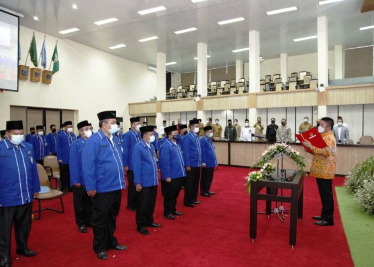 Gubernur Sumsel Herman Deru mengukuhkan pengurus APRI Provinsi Sumsel di Auditorium Bina Praja Setda Provinsi Sumsel, Senin (5/4/2021). (fornews.co/humas provinsi sumsel)