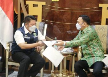 Gubernur Sumsel Herman Deru menerima laporan Bupati Empat Lawang Joncik Muhammad mengenai perkembangan situasi daerah di mana salah satunya laporan mengenai rusaknya Jembatan Air Bayau, Selasa (6/4/2021). (fornews.co/humas provinsi sumsel)