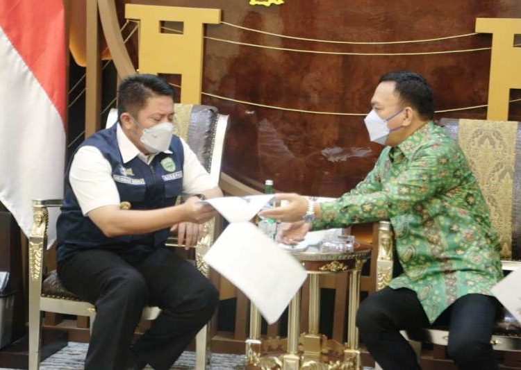 Gubernur Sumsel Herman Deru menerima laporan Bupati Empat Lawang Joncik Muhammad mengenai perkembangan situasi daerah di mana salah satunya laporan mengenai rusaknya Jembatan Air Bayau, Selasa (6/4/2021). (fornews.co/humas provinsi sumsel)