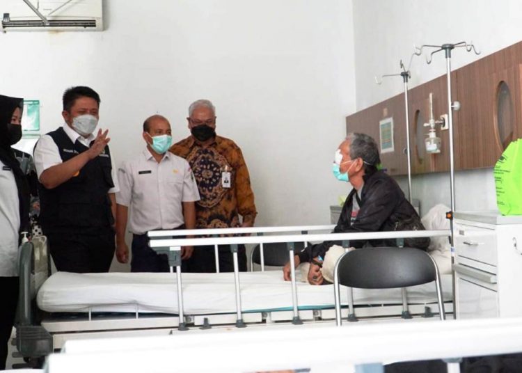 Gubernur Sumsel Herman Deru bersama Dirut BSB Achmad Syamsuddin berbincang santai dengan warga yang mendapat layanan operasi katarak gratis di RS Khusus Mata Binar, Rabu (7/4/2021). (fornews.co/humas provinsi sumsel)