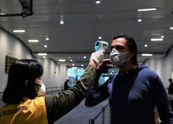 Seorang WNA yang baru tiba di Indonesia diperiksa kesehatan dengan protokol kesehatan Covid-19. (fornews.co/bkpm kemenkes)