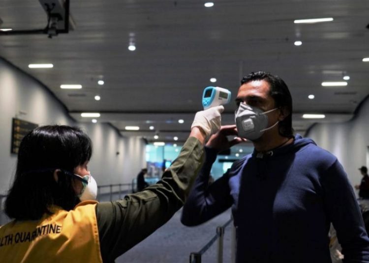 Seorang WNA yang baru tiba di Indonesia diperiksa kesehatan dengan protokol kesehatan Covid-19. (fornews.co/bkpm kemenkes)