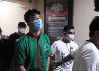 Artis sinetron Jeff Smith saat ditangkap polisi dari Unit 1 Satuan Reserse Narkoba Polres Metro Jakarta Barat, Kamis dini hari (15/4/2021). (fornews.co/humas polres metro jakarta barat)