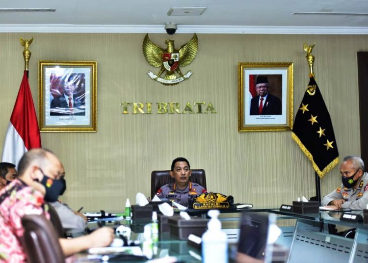 Kapolri Jenderal Listyo Sigit Prabowo saat melakukan audiensi dengan Kepala SKK Migas Dwi Soetjipto secara virtual, Jumat (16/4/2021). (fornews.co/humas polri)