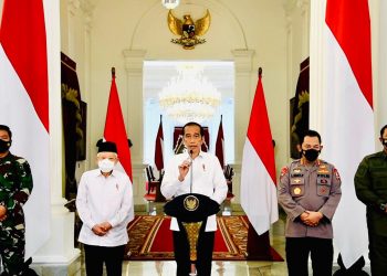 Presiden Jokowi saat memberi keterangan pers di Istana Merdeka, Senin (26/04/2021). (fornews.co/foto: BPMI Setpres)