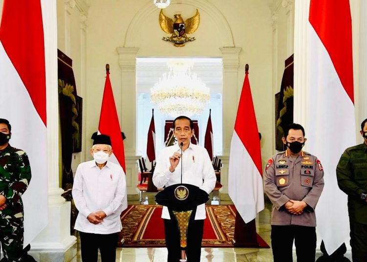 Presiden Jokowi saat memberi keterangan pers di Istana Merdeka, Senin (26/04/2021). (fornews.co/foto: BPMI Setpres)