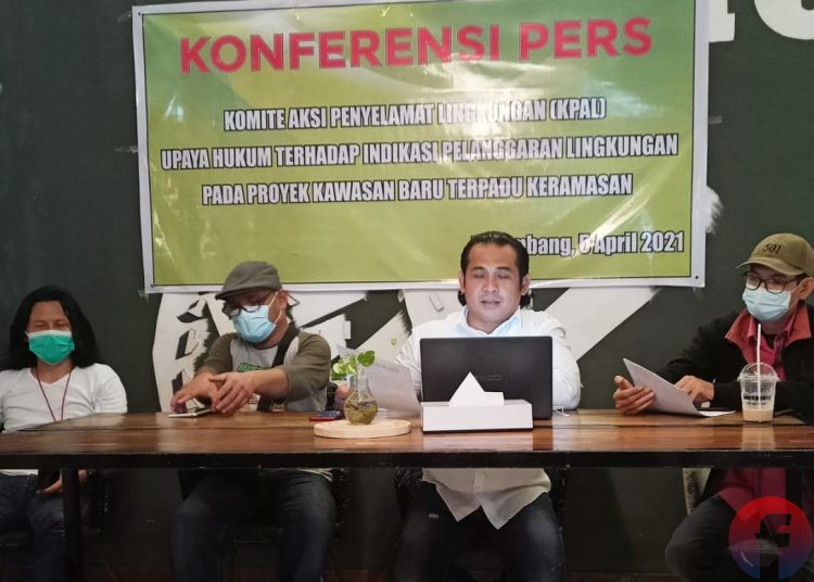 Komite Aksi Penyelamat Lingkungan (KPAL) saat memberikan keterangan pers, terkait ugaan penimbunan lokasi proyek pengembangan penataan kawasan baru terpadu Kramasan tanpa ijin lingkungan, Senin (5/04/2021). (fornews.co/sidratul muntaha)