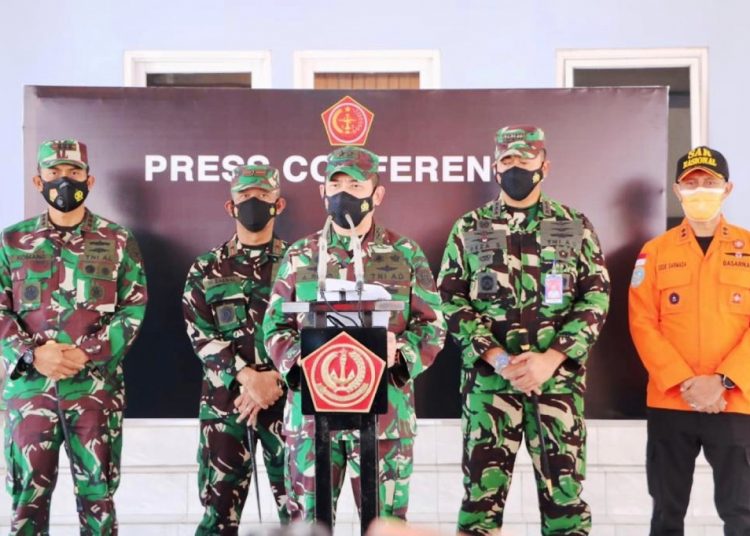 Kapuspen TNI Mayjen Achmad Riad memberikan keterangan pers di Base Ops Lanud I Gusti Ngurah Rai, Denpasar Bali, Kamis (22/4/2021). (fornews.co/puspen tni)