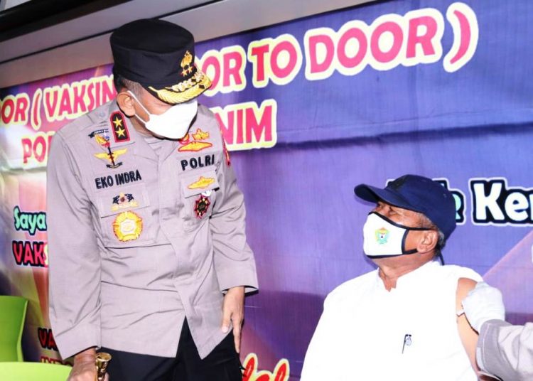 Kapolda Sumsel Irjen Prof. Eko Indra Heri melihat proses vaksinasi Covid-19 kepada Lansia pada program Vasdoor yang dilakukan Polres Muara Enim di Simpang Segayam, Kecamatan Gelumbang, Sabtu (17/4/2021). (fornews.co/humas polres muara enim)