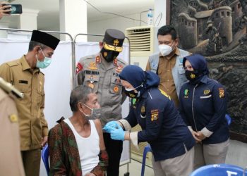 Kapolda Sumsel Irjen Eko Indra Heri didampingi Wakil Bupati OKI Djakfar Sodiq dan Kepala Dinkes OKI Iwan Setiawan melihat langsung penyuntikan vaksin Covid-19 untuk Lansia di Gedung Serbaguna Kayuagung, Kabupaten OKI, Senin (5/4/2021). (fornews.co/humas polda sumsel)