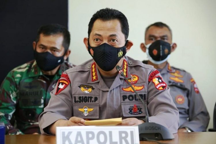 Kapolri Jenderal Listyo Sigit Prabowo saat memberikan keterangan pers di Base Ops Lanud I Gusti Ngurah Rai, Denpasar, Bali, Sabtu (24/4/2021). (fornews.co/humas polri)