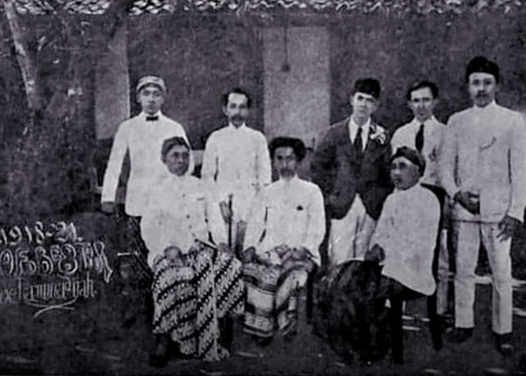 KIAI Haji Achmad Dahlan duduk di tengah anggota dan pengurus perkumpulan Muhammadiyah periode 1918-1921. (repro fornews.co/adam)