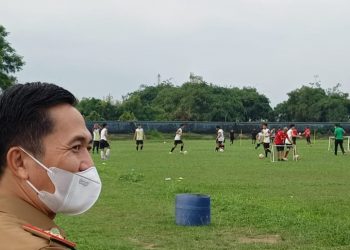 Presiden Klub PS Palembang, Ratu Dewa, saat memantau langsung tim Liga 3 dan Soeratin U-15 PS Palembang, di Stadion Patra Jaya, Plaju, Senin (19/4/2021) sore. (fornews.co/foto: sidratul muntaha)