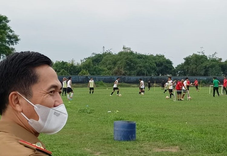 Presiden Klub PS Palembang, Ratu Dewa, saat memantau langsung tim Liga 3 dan Soeratin U-15 PS Palembang, di Stadion Patra Jaya, Plaju, Senin (19/4/2021) sore. (fornews.co/foto: sidratul muntaha)