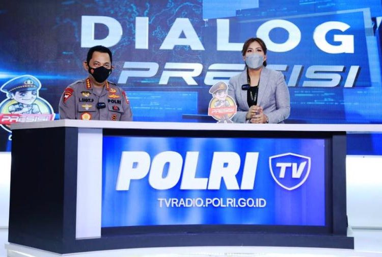 Kapolri Jenderal Listyo Sigit Prabowo melakukan talkshow pada launching Polri TV dan Radio di Gedung Divisi Humas Polri, Jakarta, Senin (12/4/2021). (fornews.co/humas polri)