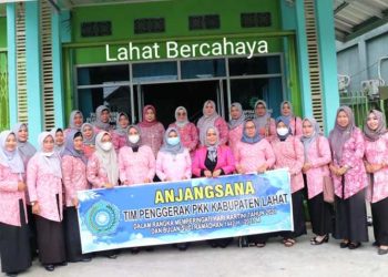 Pengurus TP PKK Kabupaten Lahat berfoto bersama disela-sela kunjungan dan menyerahkan bantuan ke panti asuhan, Kamis (22/4/2021). (fornews.co/kominfo lahat)