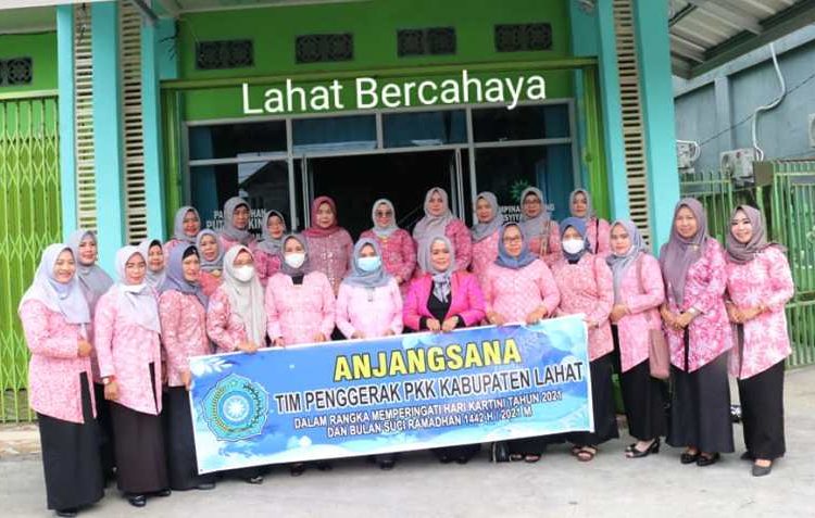 Pengurus TP PKK Kabupaten Lahat berfoto bersama disela-sela kunjungan dan menyerahkan bantuan ke panti asuhan, Kamis (22/4/2021). (fornews.co/kominfo lahat)