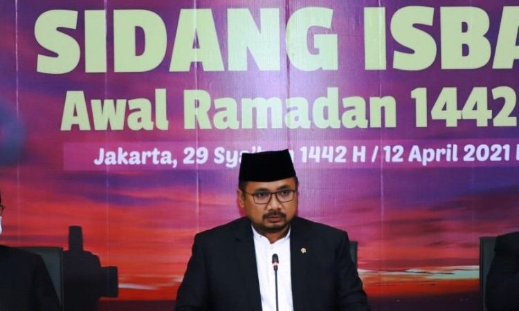Menteri Agama RI Yaqut Cholil Qoumas saat memberikan keterangan pers hasil Sidang Isbat Awal Ramadan 1442H di kantor Kementerian Agama RI, Jakarta, Senin petang (12/4/2021). (fornews.co/humas kemenag)