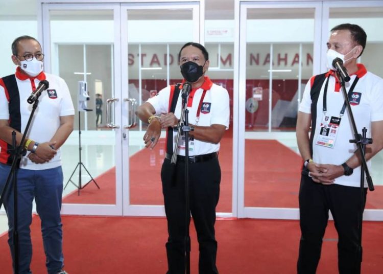 Menpora RI Zainudin Amali didampingi Ketua Umum PSSI Mochamad Iriawan dan Direktur Utama LIB Akhmad Hadian Lukita memberikan keterangan pers di Stadion Manahan Solo, Minggu (18/4/2021). (fornews.co/pssi)
