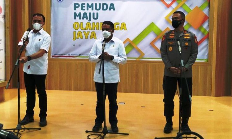 Ketua Umum PSSI Mochamad Iriawan, Menpora RI Zainudin Amali, dan Asops Kapolri Irjen Imam Sugianto memberikan keterangan usai rapat evaluasi Piala Menpora 2021, Selasa (27/4/2021). (fornews.co/humas polri)