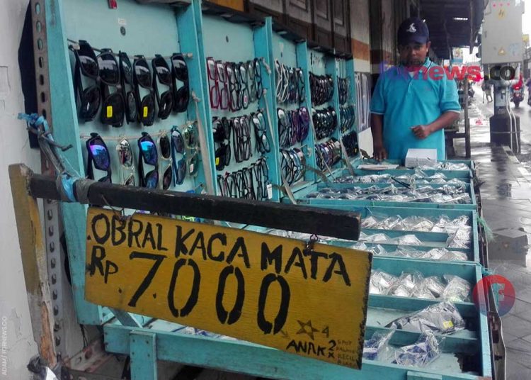 MUJI membuka lapak kacamata di Jalan Kemasan mulai pagi pukul 09.00 hingga sore hari pukul 16.00 WIB. Muji mengaku mendatangkan kacamata dari luar Yogya. (foto fornews.co/adam)
