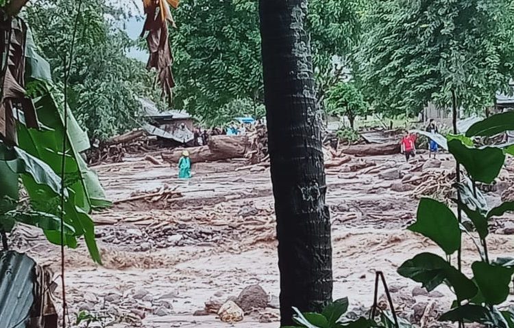 Bencana banjir bandang dan tanah longsor yang terjadi di Nusa Tenggara Timur (NTT), Minggu (4/5). (fornews/istimewa/BPBD Kabupaten Flores Timur)