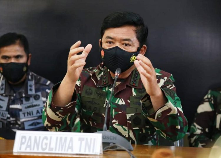 Panglima TNI Marsekal Hadi Tjahjanto berduka atas gugurnya 53 prajurit TNI AL awak kapal KRI Nanggala 402 yang tenggelam di perairan utara Bali pada konferensi pers di Base Ops Lanud I Gusti Ngurah Rai, Badung, Bali, Minggu (25/4/2021). (fornews.co/puspen tni)