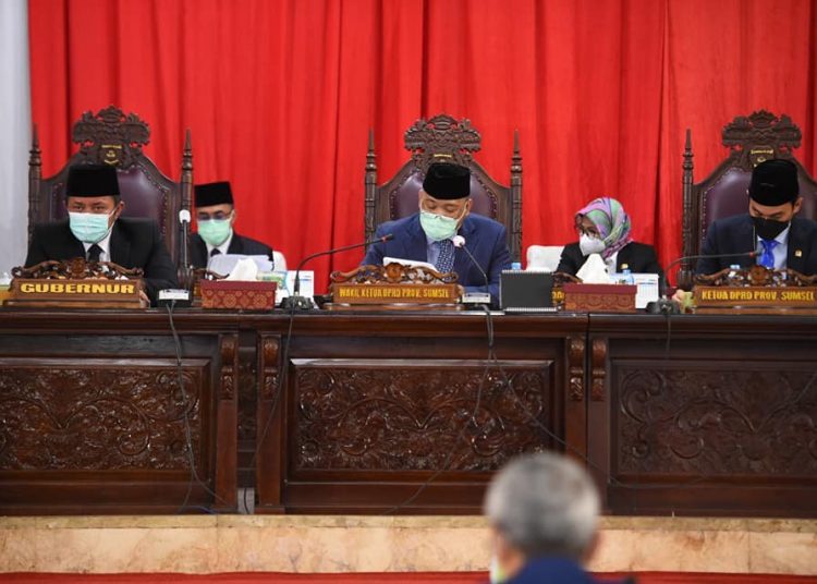 Gubernur Sumsel  Herman Deru, bersama Wakil Ketua DPRD HM Giri Ramanda N Kiemas, SE,MM bersama Muchendi M, SE, pada Rapat Paripurna XXVI DPRD Sumsel, Senin (15/3/2021). (fornews.co/foto: humas DPRD Sumsel)