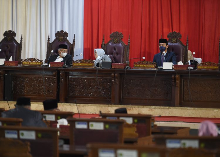 Wakil Gubernur Sumsel Mawardi Yahya, bersama Pimpinan DPRD Sumsel Kartika Sandra Desi dan Muchendi Mahzareki, pada Rapat Paripurna dengan agenda Laporan Hasil Penelitian dan Pembahasan Pansus DPRD Sumsel, terhadap LKPJ Gubernur tahun 2020, Senin (26/4). (fornews.co/ist)
