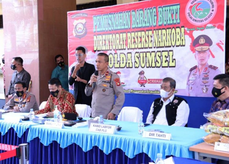 Wakapolda Sumsel Brigjen Rudi Setiawan memberikan keterangan saat memimpin pemusnahan barang bukti Narkoba hasil ungkap kasus Januari-Maret 2021 di Mapolda Sumsel, Jumat (9/4/2021). (fornews.co/humas polda sumsel)