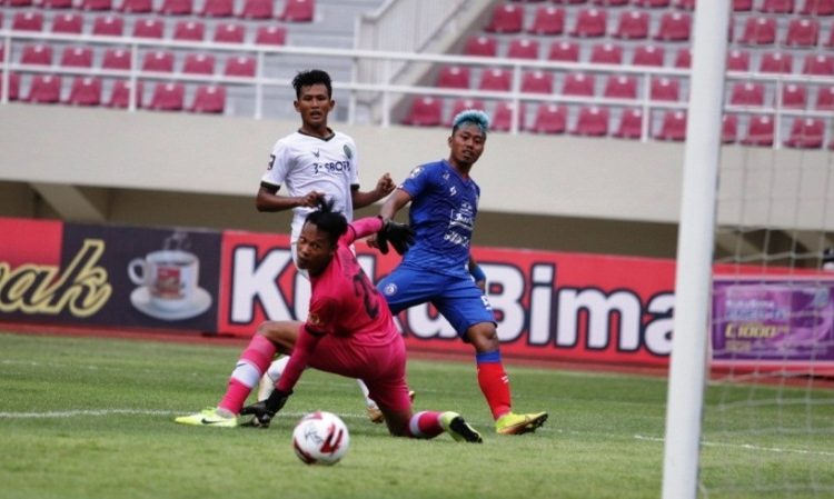 Pemain Arema FC Kushedya Hari Yudo dikawal pemain PS TIRA Persikabo pada laga Piala Menpora 2021, Minggu (21/3/2021). (fornews.co/pssi)