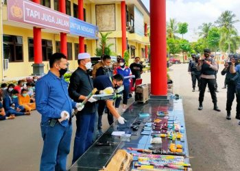 Kapolda Sumsel Irjen Eko Indra Heri menunjukkan barang bukti yang didapatkan dari penggerebekan di kawasan Tangga Buntung, Minggu (11/4/2021). (fornews.co/humas polda sumsel)