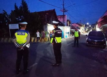 Petugas Polres OKU Selatan saat melaksanakan Patroli Subuh di Jembatan Kuning, Sabtu (17/4/2021). (fornews.co/humas polres oku selatan)