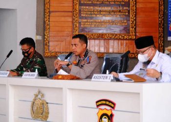 Wakapolres Muba Kompol Irwan Andita saat menyampaikan keterangan pada Rakor penerapan Pemberlakuan Pembatasan Kegiatan Masyarakat (PPKM) Berbasis Mikro di Aula H Alex Noerdin Mapolres Muba, Selasa (13/4/2021). (fornews.co/humas pemkab muba)