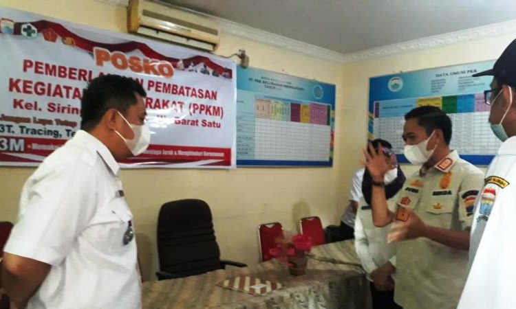 Sekda Palembang Ratu Dewa saat mendatangi dan meninjau Posko PPKM di Kelurahan Siring Agung, Kecamatan Ilir Barat I, Rabu (21/4/2021). (fornews.co/bakohumas palembang)