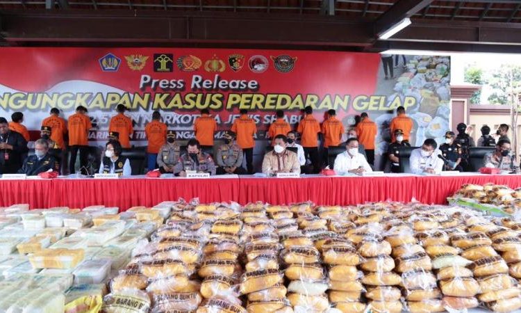 Kapolri Jenderal Listyo Sigit Prabowo bersama Menkeu Sri Mulyani, Kabareskrim Komjen Agus Andrianto serta jajaran dari BNN menunjukkan barang bukti narkoba jenis sabu-sabu sebanyak 2,5 ton pada konferensi pers di Mabes Polri, Rabu (28/4/2021). (fornews.co/humas polri)