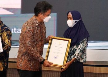 Menkes RI Budi Gunadi Sadikin saat menyerahkan santunan kematian secara simbolis kepada ahli waris tenaga kesehatan yang gugur dalam tugas menangani Covid-19 di Gedung Kemenkes, Senin (19/4/2021). (fornews.co/bkpm kemenkes)