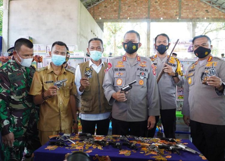 Kapolda Sumsel Irjen Prof. Eko Indra Heri menunjukkan Senpira yang diserahkan masyarakat Desa Sungai Ceper, Kecamatan Sungai Menang, Kabupaten OKI, Kamis (22/4/2021). (fornews.co/humas polda sumsel)