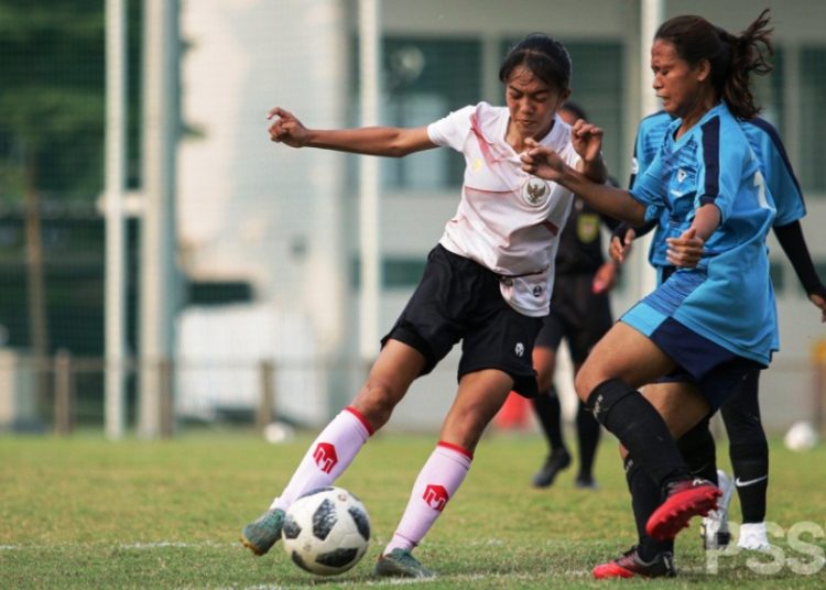 Pemain Timnas Wanita Indonesia saat menggelar uji coba dengan tim lokal belum lama ini. (fornews.co/pssi)