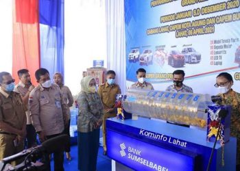 Ketua TP PKK Lahat Lidyawati Cik Ujang, Pj Sekda Lahat Deswan Irsyad dan beberapa pejabat Pemkab Lahat mengikuti penarikan undian Grand Prize Tabungan Pesirah Bank Sumsel Babel dalam wilayah Kabupaten Lahat, Selasa (6/4/2021). (fornews.co/kominfo lahat)