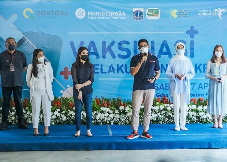 Menteri Parekraf/Kepala Baparekraf Sandiaga Salahuddin Uno saat meninjau pelaksanaan proses vaksinasi di Grha Persahabatan, Jakarta, Sabtu (17/4/2021). (istimewa/Humas Kemenparekraf)