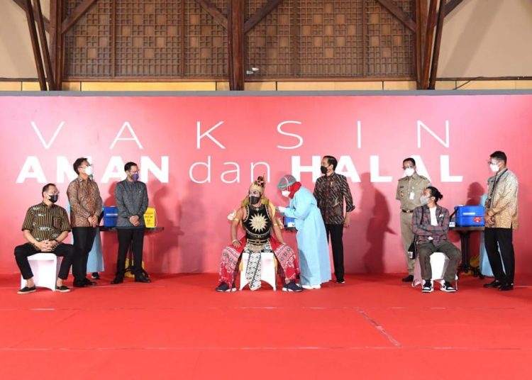 Presiden Jokowi didampingi Menkes Budi G. Sadikin, Menparekraf Sandiaga Uno, dan Mendikbud Nadiem Makarim, dan Gubernur DKI Jakarta Anies Baswedan meninjau pelaksanaan vaksinasi bagi seniman dan budayawan, Senin (19/04/2021), di Galeri Nasional Indonesia, Jakarta. (istimewa/ BPMI Setpres/Lukas)