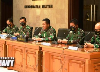 Wakasal Laksamana Madya Ahmadi Heri Purwono memimpin konferensi pers seputar tenggelamnya KRI Nanggala 402 di Mabesal Cilangkap, Jakarta Timur, Selasa (27/4/2021). (fornews.co/dispen tni al)