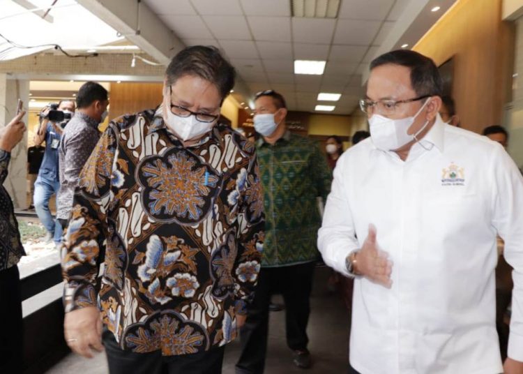Bupati Muba Dodi Reza Alex berbincang santai dengan Menko Perekonomian RI Airlangga Hartarto di Kantor Kementerian Koordinator Bidang Perekonomian RI, Kamis (1/4/2021). (fornews.co/humas pemkab muba)