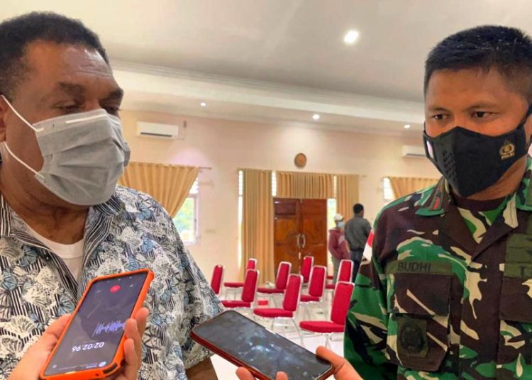 Ketua Bidang I PB PON XX 2021 Papua, Yusuf Yambe Yabdi didampingi Danlanud Silas Papare, Marsma Budhi Achmadi saat memberikan keterangan usai Rapat Koordinasi (Rakor) di Gedung Serba Guna Lanud Silas Papare, Kemiri, Distrik Sentani, Kabupaten Jayapura, Kamis sore (1/4/2021). (fornews.co/pb pon XX)