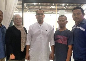 Ketua Umum Pengprov IBA MMA Sumsel Mansyur Muchtaridy bersama para pelatih usai konferensi pers, Jumat (2/4/2021). (fornews.co/humas iba mma sumsel)
