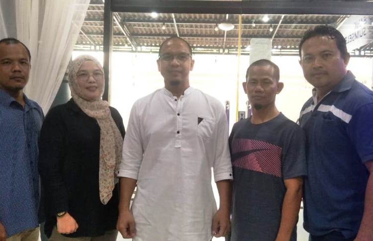 Ketua Umum Pengprov IBA MMA Sumsel Mansyur Muchtaridy bersama para pelatih usai konferensi pers, Jumat (2/4/2021). (fornews.co/humas iba mma sumsel)