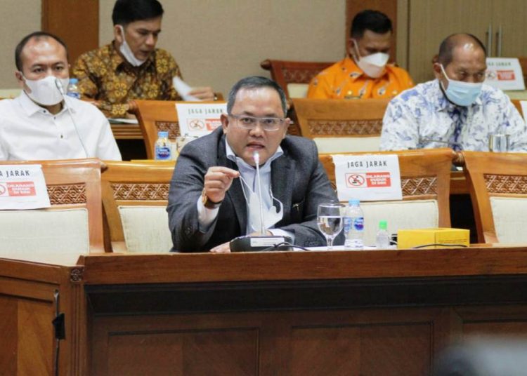 Bupati Muba Dodi Reza Alex memaparkan tentang pengembangan biofuel yang telah dirintis sejak 2017 di Muba saat RDP Komisi VII dan ADPMET, Senin (5/4/2021). (fornews.co/humas pemkab muba)