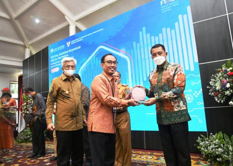 Kepala Kantor Perwakilan Bank Indonesia Provinsi Sumsel Hari Widodo menyerahkan penghargaan kepada Kabupaten Muba yang diterima Kepala BPPRD Muba Riki Junaidi, Senin (5/4/2021). (fornews.co/humas pemkab muba)